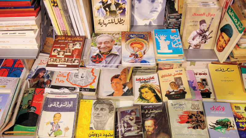 عناوين وإبداعات تاريخية عربية وعالمية في جناح الدار. من المصدر