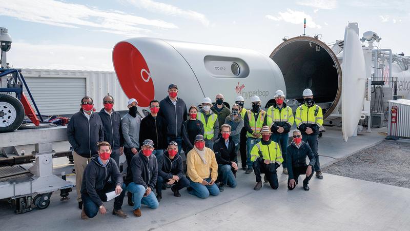 فريق العمل خلال أول تجربة ناجحة لنقل الركاب عبر «هايبرلوب». من المصدر