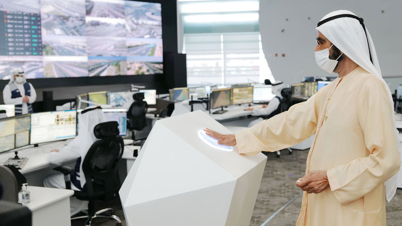 محمد بن راشد يعلن الافتتاح الرسمي لمركز دبي للأنظمة المرورية الذكية.  من المصدر