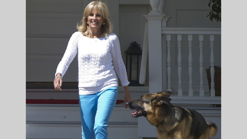 جيل بايدن مع الكلب «تشامب». ■ من المصدر