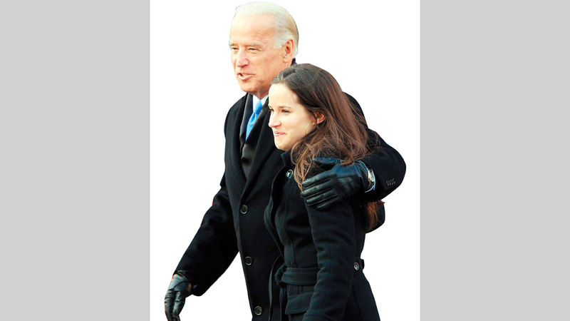 آشلي بصحبة والدها جو بايدن. أرشيفية