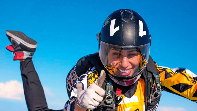 نجمة القفز المظلي الإماراتية شيخة أحمد.  من المصدر