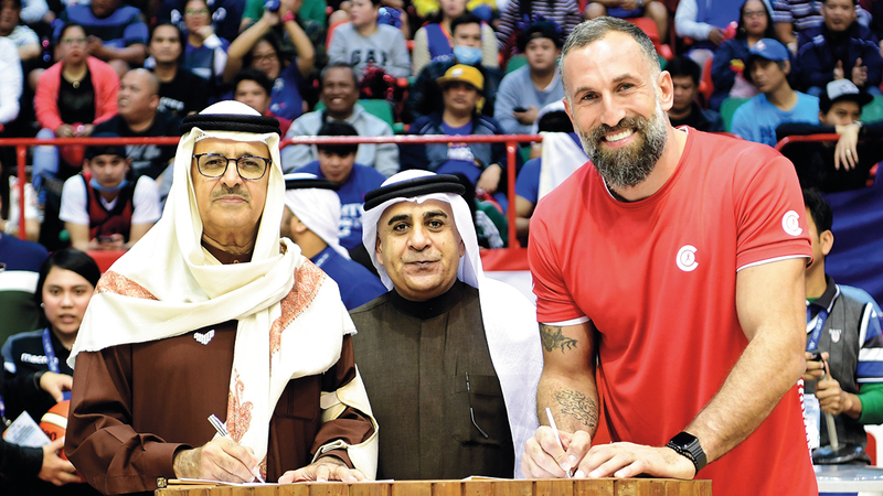 القرقاوي خلال منافسات بطولة دبي الدولية للسلة فبراير الماضي.   تصوير: باتريك كاستيلو