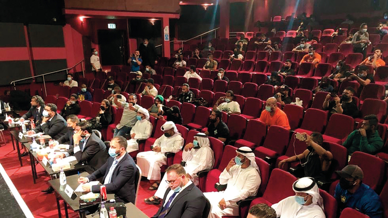جانب من حضور الجمهور ولجنة التحكيم في «مسرح مول الإمارات» حيث أقيمت المنافسات.   من المصدر