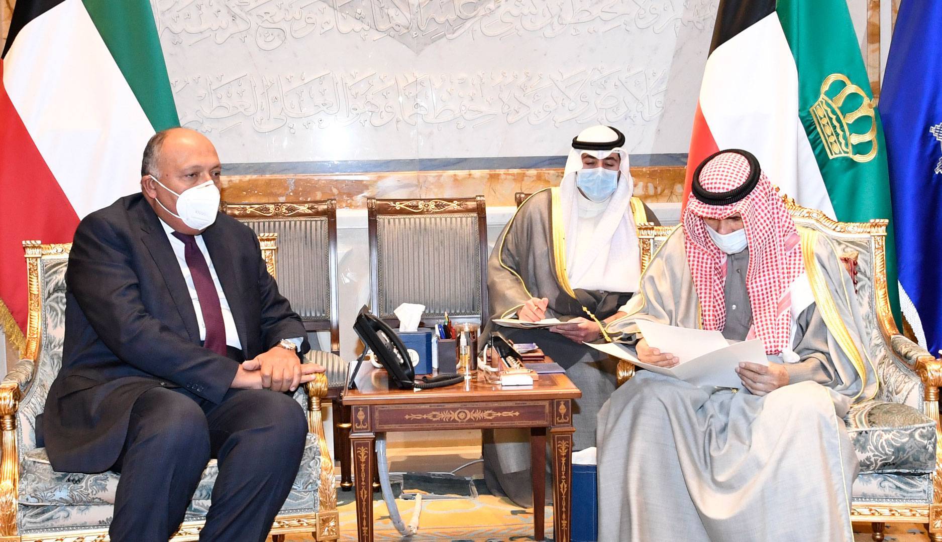أمير الكويت يبحث مع وزير خارجية مصر المستجدات الإقلیمیة والدولیة