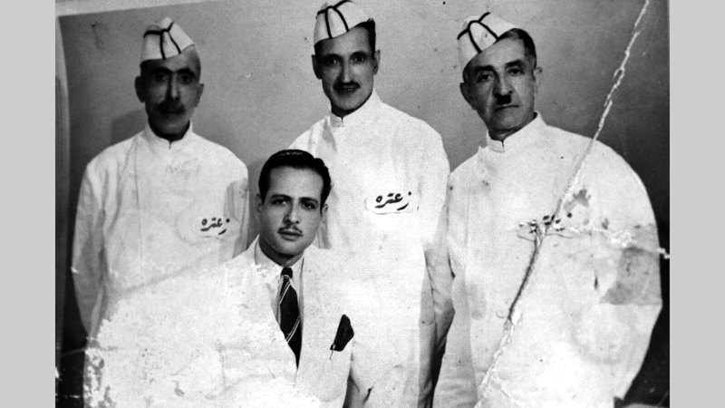 العاملون في مقهى زعترة قبل إغلاقه في السبعينيات. الإمارات اليوم