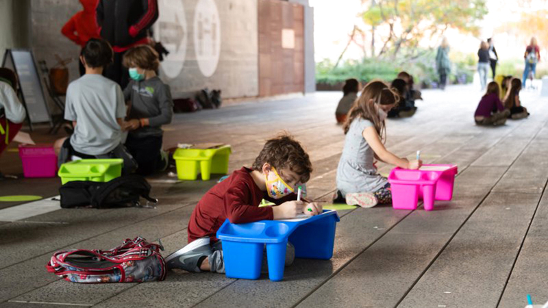 طلبة بمدرسة في نيويورك سيتي يؤدون واجباتهم المدرسية خارج الفصول خوفاً من الإصابة بـ&laquo;كورونا&raquo;. غيتي