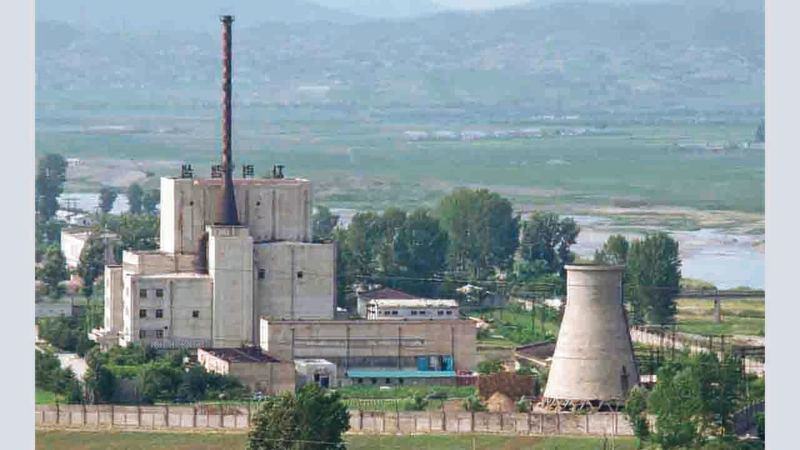 عرض كيم يونغ أون إغلاق مفاعل يونغبيونغ كبادرة حسن نية خلال قمته في هانوي مع ترامب.  أرشيفية