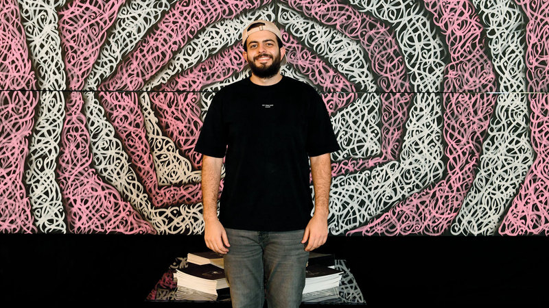 الفنان اللبناني فؤاد حمزة قدّم أعمالاً تجمع بين الخط العربي والغرافيتي.  الإمارات اليوم