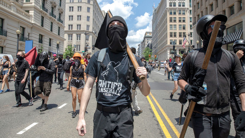 «أنتيفا» و«حياة السود مهمة» تتظاهران ضد ممارسات البيض في واشنطن. غيتي