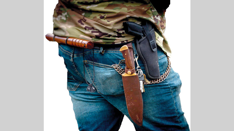 أحد عناصر «الفتية الفخورون» يبدو مستعداً بالسلاحين الناري والأبيض وهراوة. أرشيفية