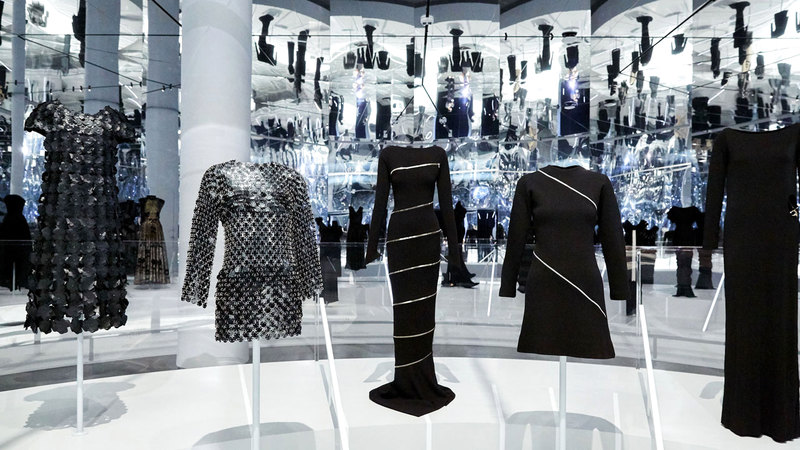 في كل عام يختار منظمو الحفل السنوي فكرة رئيسة ملهمة يستلهم بناء عليها المصممون ابتكاراتهم التي يرتديها المشاهير على السجادة الحمراء. ■ رويترز