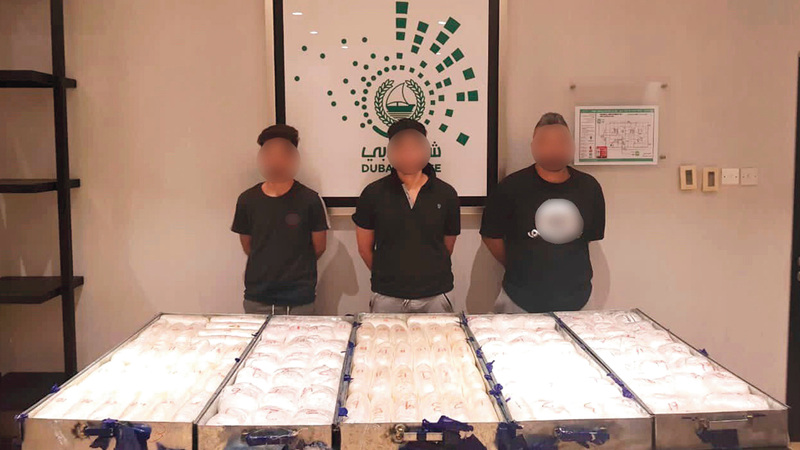 المتهمون بعد إلقاء القبض عليهم متلبسين. من المصدر