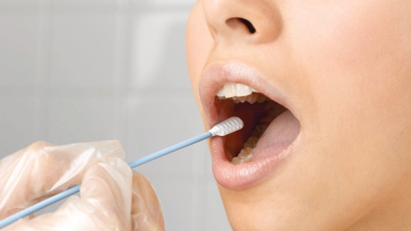 الطريقة الجديدة أكثر راحة لفحص «كوفيد-19» للأطفال.  أرشيفية