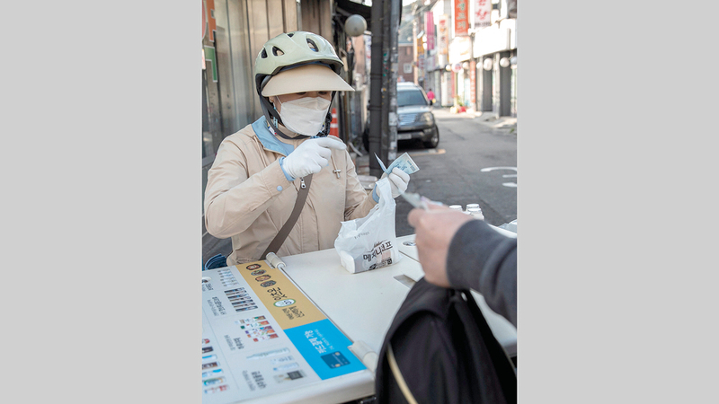 النسوة يقدمن منتجات متنوعة إلى زبائنهن.  أرشيفية