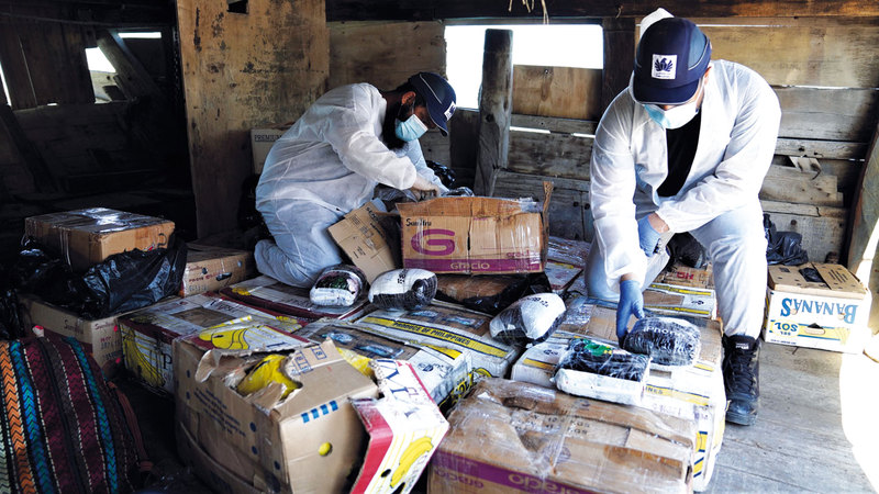 مفتشو الجمارك عثروا على المخدرات في مخبأ سري.  من المصدر