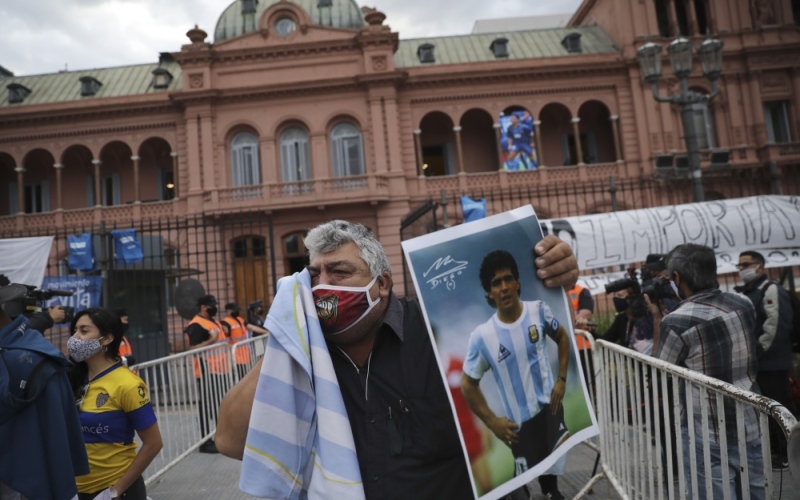 الصورة: بالفيديو.. الأرجنتينيون يلقون النظرة الأخيرة على جثمان مارادونا