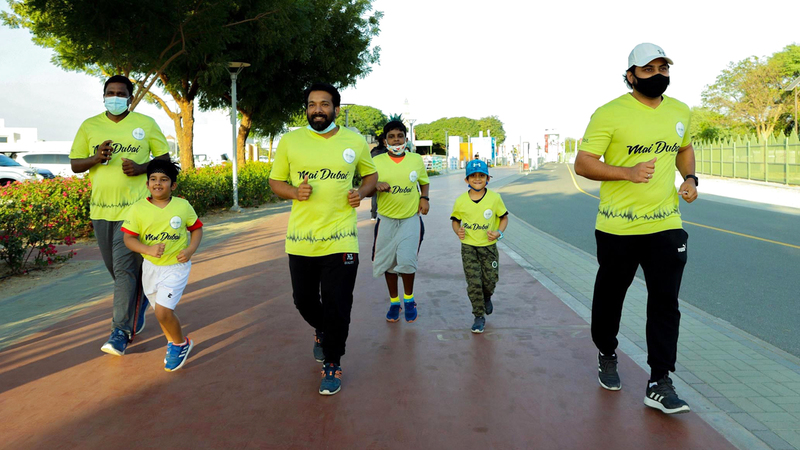 طغى اللون الأصفر على الجماهير الذين ارتدوا القميص الرسمي لتحدي دبي للجري. الإمارات اليوم