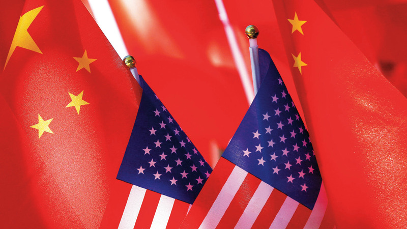 أعلام أميركية ترفرف مع أعلام صينية على سارية في العاصمة الصينية بكين.. الصين آخر دولة كبيرة تهنئ بايدن بفوزه في الانتخابات الرئاسية. أ.ب