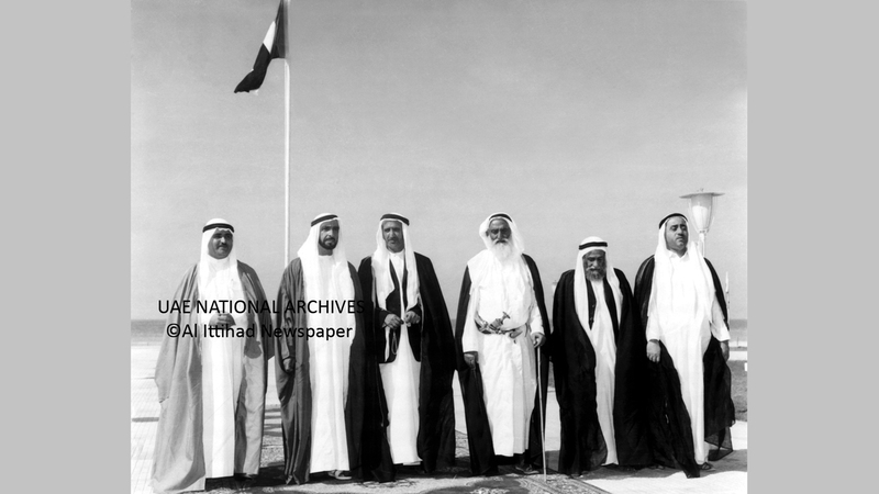 الشيخ زايد بن سلطان آل نهيان، والشيخ راشد بن سعيد آل مكتوم، والشيخ راشد بن حميد النعيمي، والشيخ محمد بن حمد الشرقي، والشيخ راشد بن أحمد المعلا، والشيخ خالد بن محمد القاسمي، في صورة جماعية بعد إعلان قيام الاتحاد بقصر الضيافة بجميرا في دبي - الثاني من ديسمبر 1971.            ■ «الأرشيف الوطني»