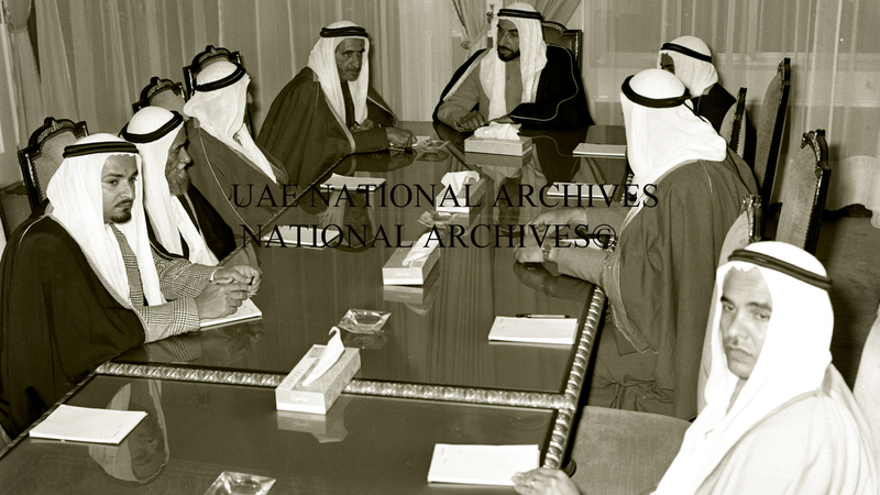 الشيخ زايد بن سلطان آل نهيان، يترأس اجتماع المجلس الأعلى للاتحاد، بحضور الشيخ راشد بن سعيد آل مكتوم، وأصحاب السموّ حكام الإمارات أعضاء المجلس الأعلى، وموافقتهم على انضمام إمارة رأس الخيمة إلى دولة الإمارات في قصر الضيافة - أبوظبي 10 من فبراير 1972.                                        ■ «الأرشيف الوطني»