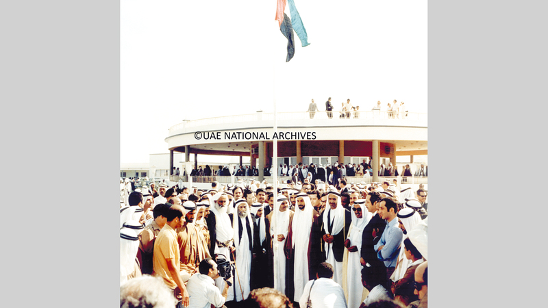 الشيخ زايد بن سلطان آل نهيان، وحكام الإمارات، أثناء رفع عَلَم الدولة في إعلان الاتحاد بقصر الضيافة بجميرا في دبي - الثاني من ديسمبر1971. ■ «الأرشيف الوطني»