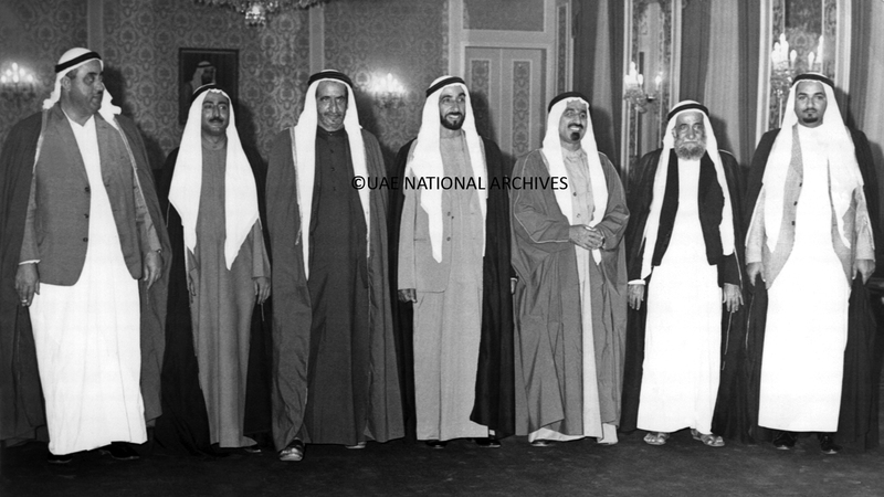 الشيخ زايد بن سلطان آل نهيان، والشيخ راشد بن سعيد آل مكتوم، والشيخ الدكتور سلطان بن محمد القاسمي، والشيخ راشد بن أحمد المعلا، والشيخ صقر بن محمد القاسمي، والشيخ محمد بن حمد الشرقي، والشيخ حميد بن راشد النعيمي، في صورة جماعية بعد انضمام رأس الخيمة في القصر الرئاسي بأبوظبي - 10 فبراير 1972.  ■ «الأرشيف الوطني»