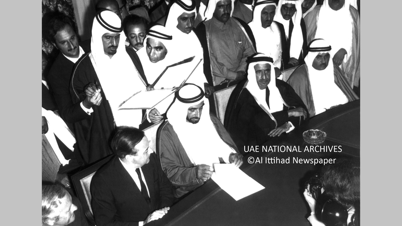 الشيخ زايد بن سلطان آل نهيان، والشيخ راشد بن سعيد آل مكتوم، والشيخ خالد بن محمد القاسمي، والسير جيفري آرثر المقيم البريطاني في الخليج، قبيل توقيع معاهدة الصداقة بين دولة الإمارات والمملكة المتحدة بقصر الضيافة بجميرا في دبي -  الثاني من ديسمبر 1971.            ■ «الأرشيف الوطني»