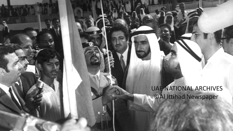 الشيخ زايد بن سلطان آل نهيان، أثناء رفع عَلَم دولة الإمارات، في إعلان الاتحاد في قصر الضيافة بجميرا في دبي - الثاني من ديسمبر 1971.                                             ■ «الأرشيف الوطني»