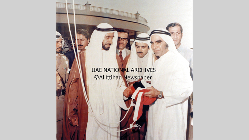 الشيخ زايد بن سلطان آل نهيان، قبيل رفع عَلَم دولة الإمارات، في إعلان الاتحاد بقصر الضيافة بجميرا في دبي - الثاني من ديسمبر 1971. ■ «الأرشيف الوطني»