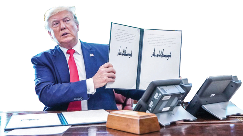 ترامب لحظة توقيعه على خطة «الضغط الأقصى» على إيران بعد انسحاب إدارته من الاتفاق النووي المبرم مع طهران.   غيتي