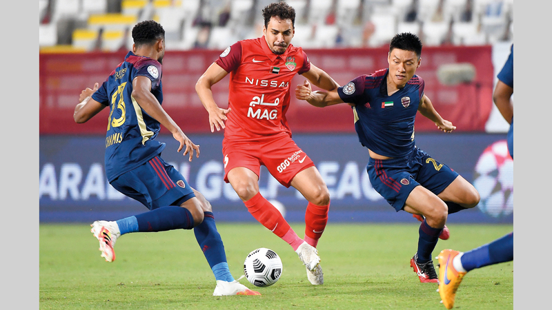 كارلوس إدواردو لم يقدم العروض المأمولة منذ تعاقده مع شباب الأهلي قادماً من الهلال السعودي.  من المصدر