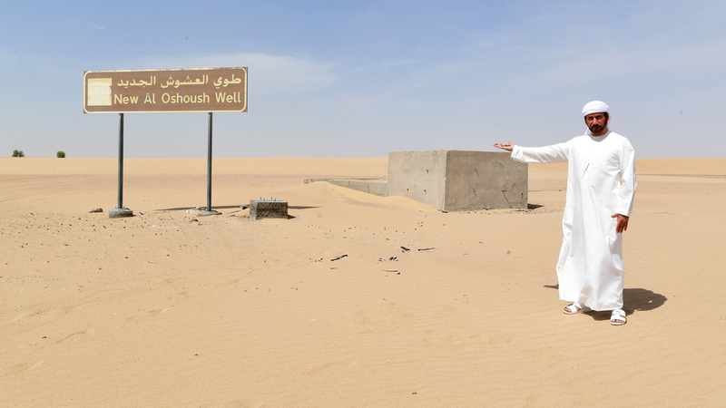 جابر المطيوعي قرب «طوي العشوش» التي تقع في الصحراء عند الحدود الفاصلة بين دبي وأبوظبي. ■تصوير: باتريك كاستيلو