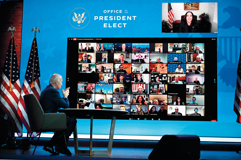 بايدن خلال اجتماع بالفيديو في ويلمنغتون بحضور نائبته كامالا هاريس.  أ.ف.ب