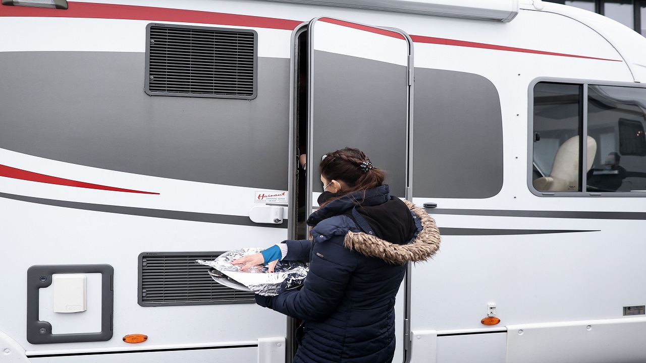 صيغة المطعم وفق طريق الـ«درايف إن» لقيت إقبالاً من الزبائن.
أ.ف.ب