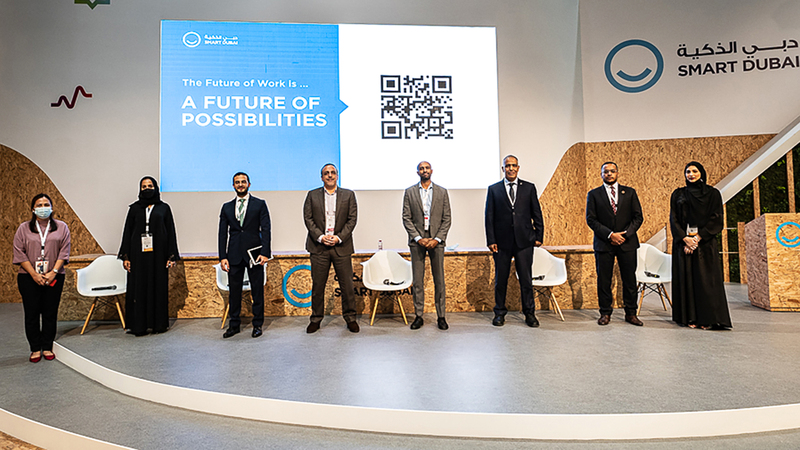 مسؤولو «دبي الذكية» خلال الإعلان عن التقرير.   من المصدر