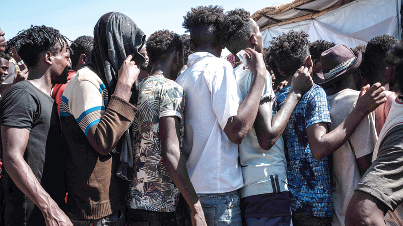 لاجئون من إثيوبيا وصلوا السودان يصطفون للتسجيل لتلقي إمدادات الطعام.   أ.ف.ب