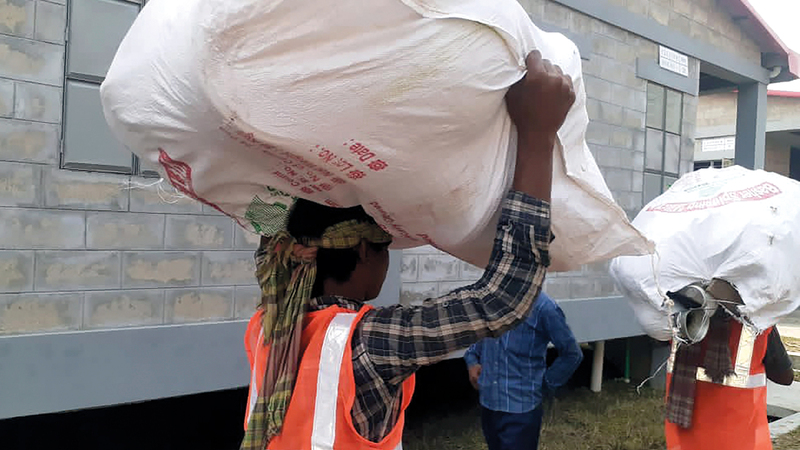 حمّال يحمل أمتعة أحد اللاجئين الروهينغا في بيسان شار.   أ.ب