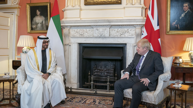 محمد بن زايد خلال لقائه جونسون والأمير تشارلز. وام