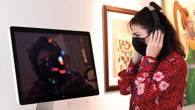 المعرض قدّم أساليب التفاعل مع فيروس كورونا من خلال التجارب الفنية والشخصية.  تصوير: باتريك كاستيللو