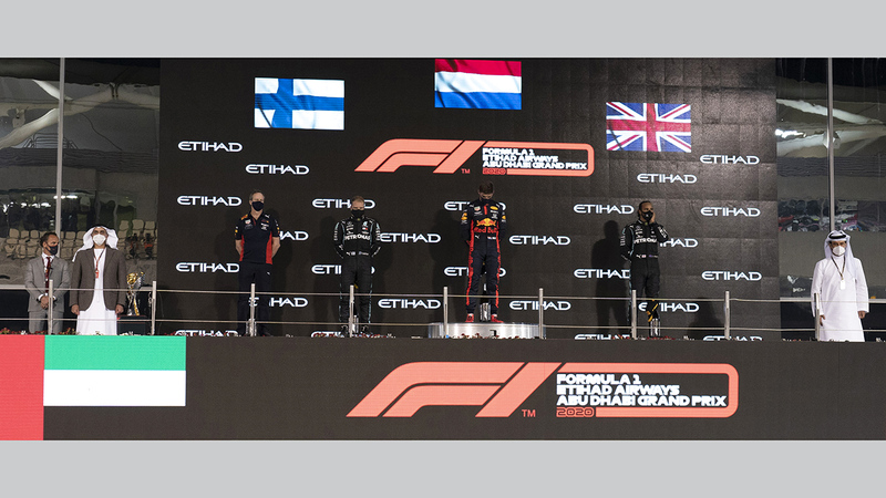 سيف بن زايد يشهد مراسم تتويج الفائزين.  وام