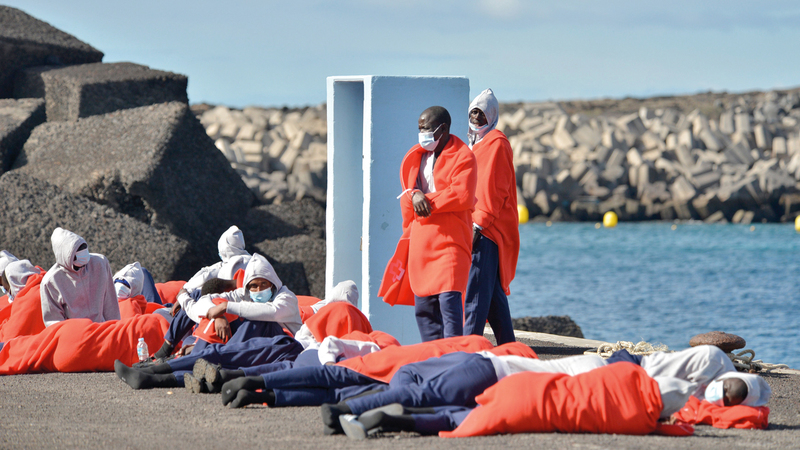 مهاجرون من إفريقيا يصلون إلى جزر الكناري في إسبانيا.   إي.بي.إيه