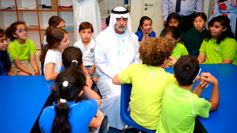 نهيان بن مبارك يتفقد إحدى فعاليات مبادرة «العربية لغة التسامح» في إحدى مدارس أبوظبي. أرشيفية