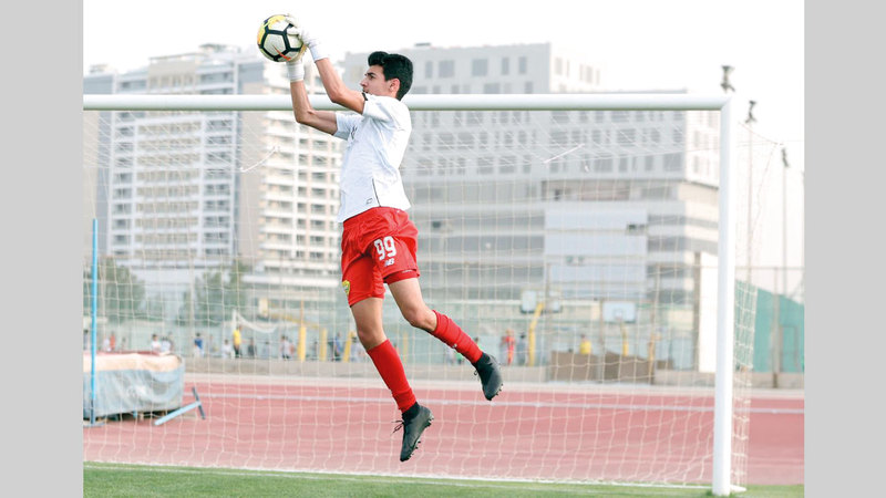 العوضي ينتمي للفريق الرديف بنادي الوصل ويلعب في مركز حارس مرمى. تصوير: باتريك كاستيلو