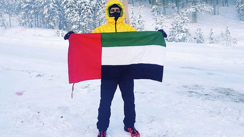 الكثيري يرفع علم الدولة خلال تدريباته في منطقة ياقوتيا في سيبيريا. من المصدر