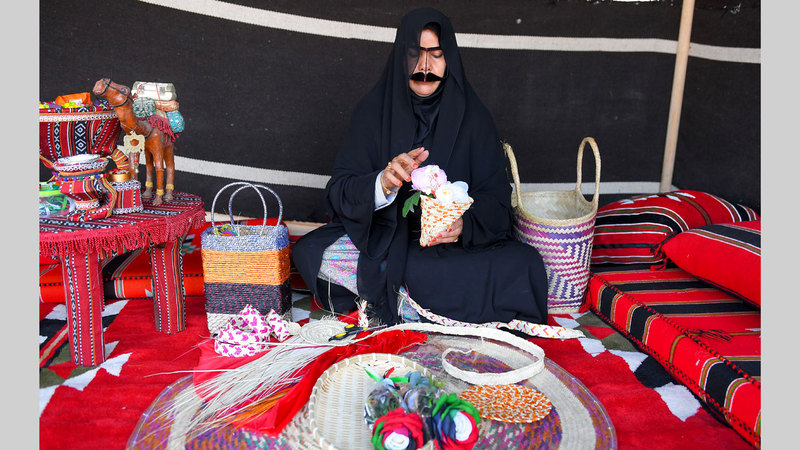 نخبة من المدربين التراثيين تقدم الورش. من المصدر