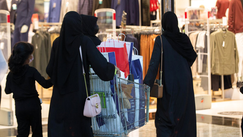 الأسواق شهدت تخفيضات لافتة في قطاعات.. منها الملابس والإلكترونيات.  تصوير: أحمد عرديتي