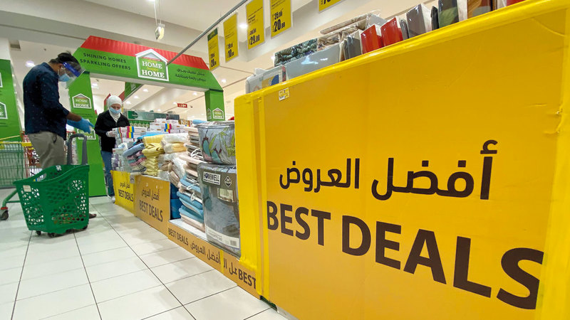 المستهلكون مطالبون بالتحقق من الأسعار في منافذ البيع المختلفة.   تصوير: إريك أرازاس