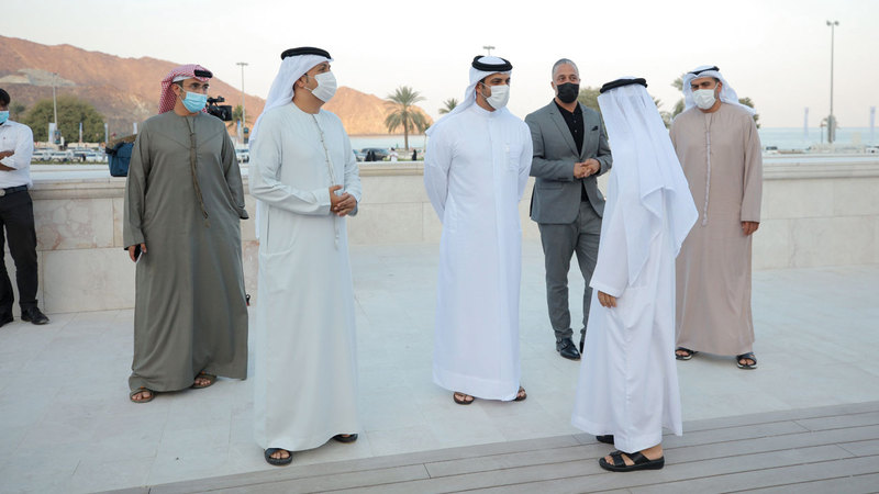 سلطان بن أحمد القاسمي والوفد الإعلامي خلال الجولة.   من المصدر