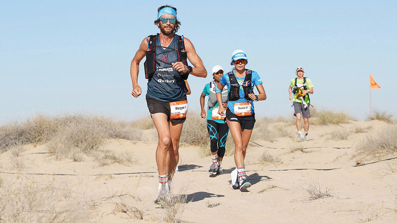 يخوض المتسابقون المنافسات على الكثبان الرملية الساحرة وسط طبيعة صحراوية خلابة. 	 من المصدر